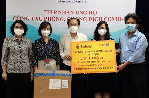 Tập đoàn T&T và SHB trao tặng TP Hồ Chí Minh 2 triệu bộ kit xét nghiệm nhanh Covid-19 